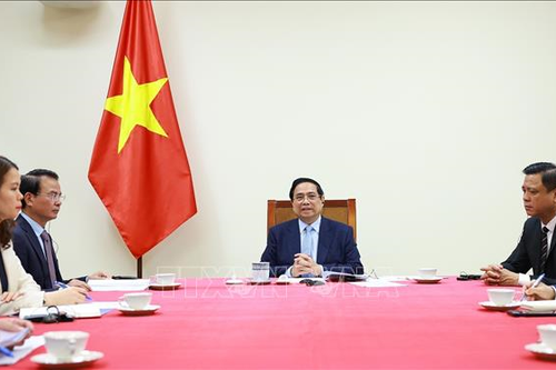 Thủ tướng Phạm Minh Chính điện đàm với Thủ tướng kiêm Bộ trưởng Bộ Ngoại giao Qatar; Tổng thống UAE
