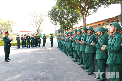 Trung tướng La Công Phương thăm, động viên chiến sĩ mới tại các đơn vị Quân khu 1
