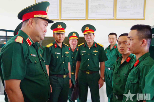 Tư lệnh Quân khu 7 thăm, động viên chiến sĩ mới Trung đoàn 271