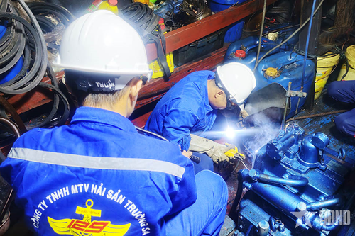 Hải đoàn 129 hỗ trợ sửa chữa tàu cá gặp nạn trên biển