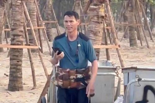 Nhân viên cứu hộ dũng cảm lao xuống biển cứu người