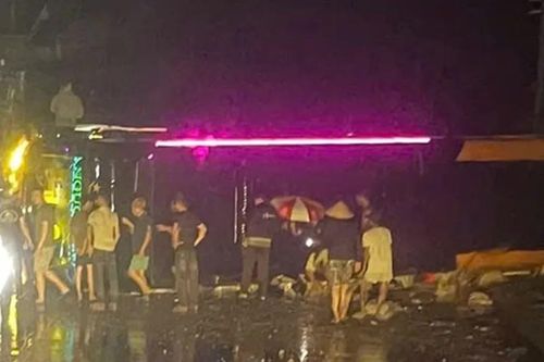 Lật xe khách trên quốc lộ 19, 2 người nhập viện