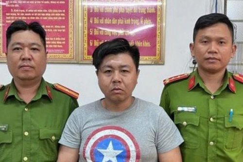 Bắt tài xế xe ôm đập phá vali của khách trước sân bay Tân Sơn Nhất