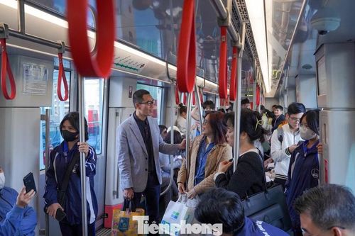 Người dân Hà Nội di chuyển bằng tàu điện, xe buýt để tiết kiệm chi phí