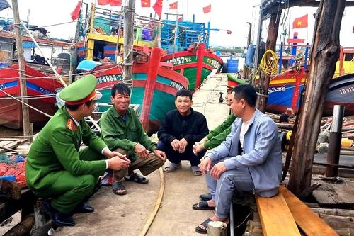 'Gõ cửa từng nhà, xuống từng thuyền' tuyên truyền ngư dân bầu cử