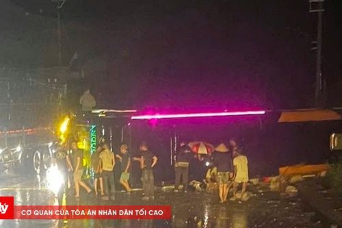 Xe khách chở 10 người lật trong đêm trên Quốc lộ 19