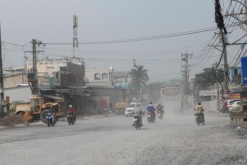 Người dân mòn mỏi chờ đường trăm tỷ ở TPHCM hết cảnh bụi bay mù mịt