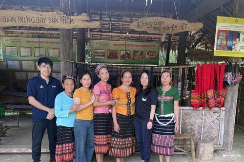 Tình nguyện viên Nhật Bản góp sức giữ bản sắc văn hóa Thái giữa đại ngàn xứ Nghệ