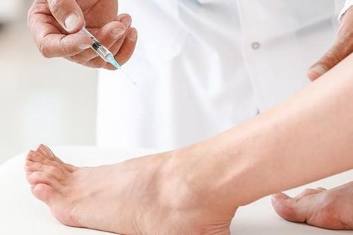 Cầu cứu bác sĩ sau khi nhờ người tiêm nắn thẳng chân tại nhà