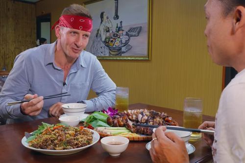 Khách Tây thử món thịt chuột 'khổng lồ' ở Hà Nội, khen ngon nhất từng ăn