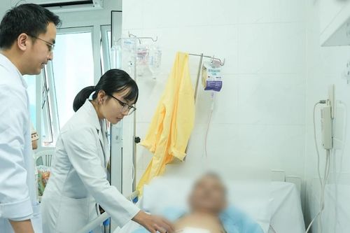 Tự uống thuốc đau bụng, người đàn ông bị thủng dạ dày, ngưng tim trên bàn mổ