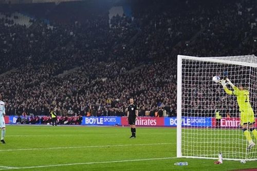 Bi kịch Panenka của Dango Ouattara: Khi ranh giới giữa người hùng và tội đồ tan vỡ tại FA Cup