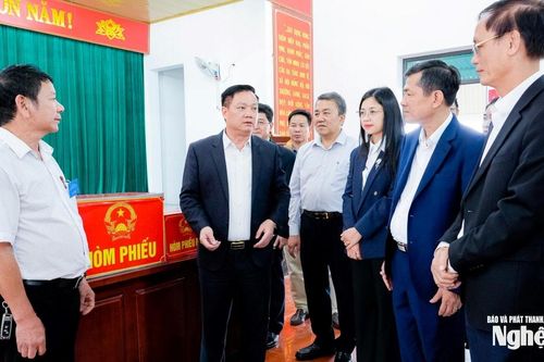 Bí thư Tỉnh ủy Nguyễn Khắc Thận kiểm tra công tác bầu cử tại các xã Hưng Nguyên, Yên Trung, Hưng Nguyên Nam