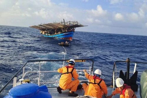 Quảng Ngãi: Cứu nạn thành công 34 thuyền viên tàu cá gặp sự cố trên biển