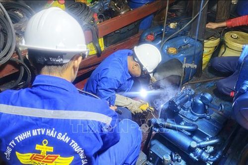 Trung tâm dịch vụ Hậu cần - Kỹ thuật đảo Trường Sa sửa chữa tàu cá gặp sự cố