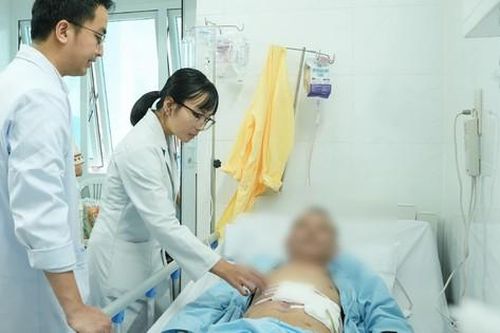 Tự uống thuốc đau bụng, người đàn ông bị thủng dạ dày, ngưng tim trên bàn mổ