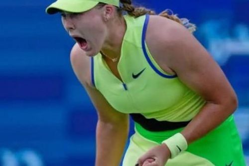 Mỹ nhân tennis khóc và đập vỡ 2 vợt vì thua ở Indian Wells, hậu quả nhãn tiền