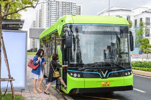 Giá xăng tăng, người dân chuyển sang phương tiện công cộng, xe điện