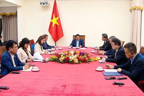 Thủ tướng Phạm Minh Chính điện đàm với Thủ tướng Qatar
