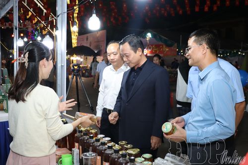 Bí thư Tỉnh ủy Trần Tiến Dũng tham quan các gian hàng tại phố đi bộ Mường Thanh