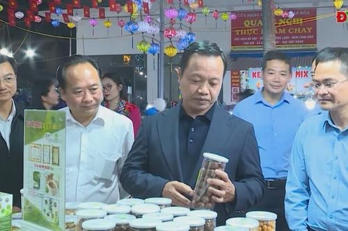 Bí thư Tỉnh ủy Trần Tiến Dũng tham quan các gian hàng tại phố đi bộ Mường Thanh