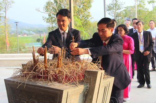 Đại biểu dự Đại hội Liên minh Hợp tác xã tỉnh dâng hương tri ân anh hùng liệt sĩ