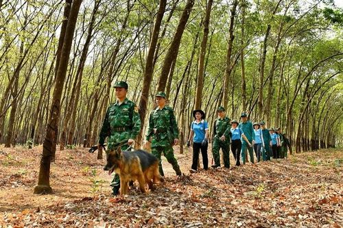 Phụ nữ Ia Nan chung tay bảo vệ đường biên, cột mốc