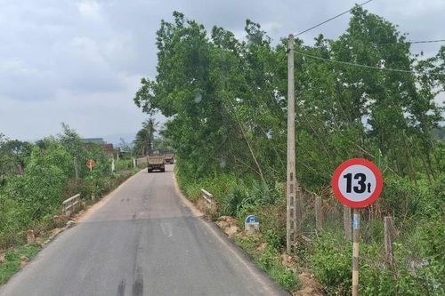 Đã khắc phục các biển báo bị bôi đen trên tuyến đường phục vụ dự án sân bay Phù Cát