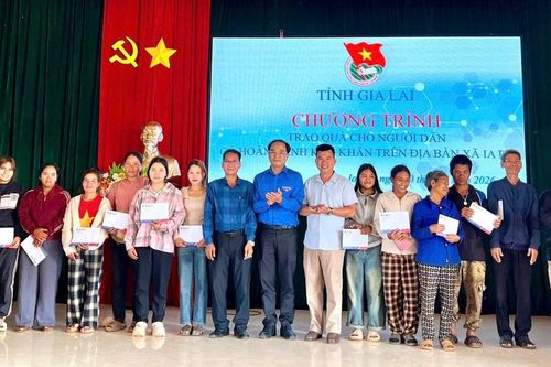Tỉnh đoàn Gia Lai tặng 450 suất quà cho người dân các xã phía Tây
