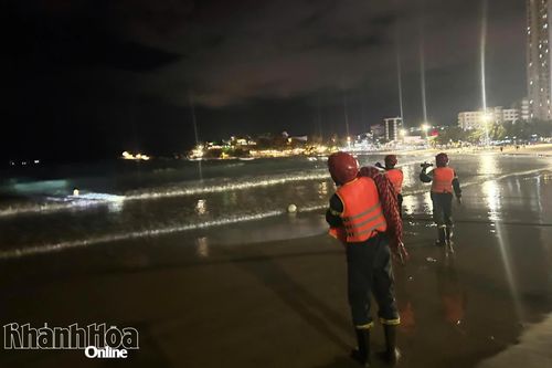 Tìm thấy thi thể nam thanh niên bị sóng cuốn ở bãi biển Hòn Chồng