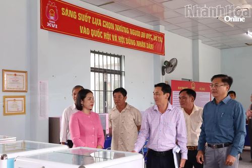 Phó Chủ tịch Thường trực Ủy ban MTTQ Việt Nam tỉnh Trần Thu Mai kiểm tra công tác chuẩn bị bầu cử tại các xã Diên Khánh, Diên Lạc, Suối Hiệp