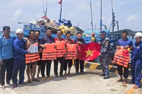 Trung tâm Dịch vụ Hậu cần - Kỹ thuật đảo Trường Sa hỗ trợ sửa chữa tàu cá của ngư dân tỉnh Đắk Lắk