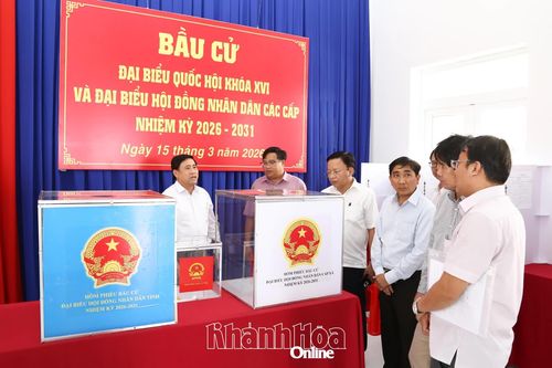 Phó Bí thư Tỉnh ủy, Chủ tịch HĐND tỉnh Lâm Đông kiểm tra công tác chuẩn bị bầu cử tại phường Ba Ngòi và xã Thuận Bắc