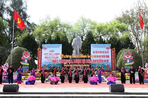Giao lưu thi lày cỏ và hát then, sli, lượn