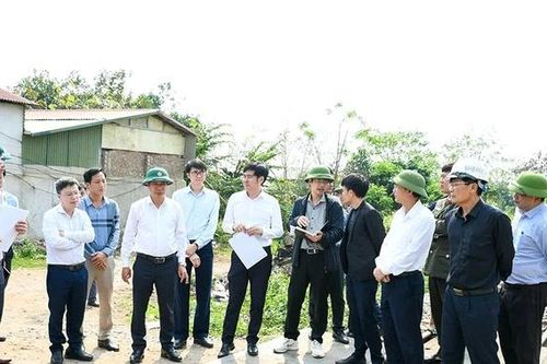 Phó Chủ tịch UBND tỉnh Nguyễn Khắc Hiếu kiểm tra tiến độ dự án đường song song đường sắt Hà Nội - Lào Cai