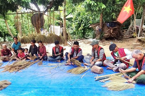 Giữ gìn nghề đan lát gắn với phát triển du lịch nơi vùng biên