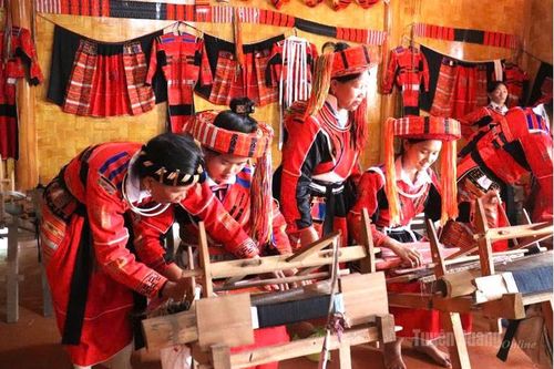 Nghệ thuật trang trí trên trang phục người Pà Thẻn