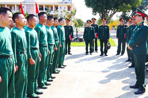 Trung tướng La Công Phương kiểm tra tình hình chuẩn bị huấn luyện chiến sĩ mới