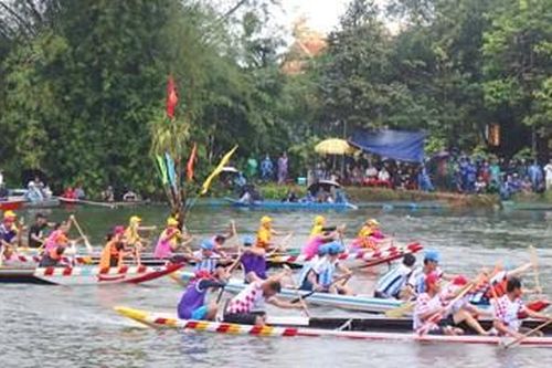Sôi động giải đua ghe trên sông Bồ