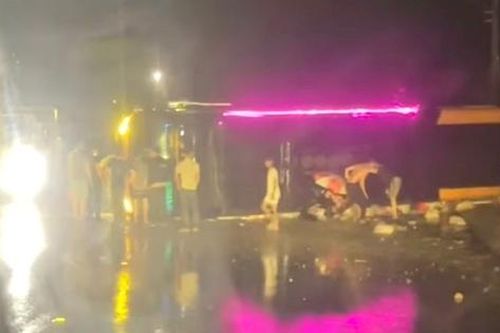 Gia lai: Lật xe khách giường nằm trên quốc lộ 19, hai người bị thương