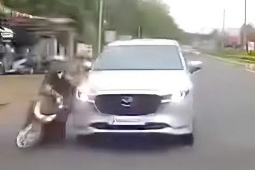Tài xế ô tô không làm chủ tay lái, tông ngã xe máy rồi bỏ chạy