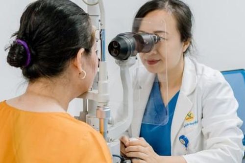 Vì sao cần khám ngay khi bỗng nhìn mờ bất thường?