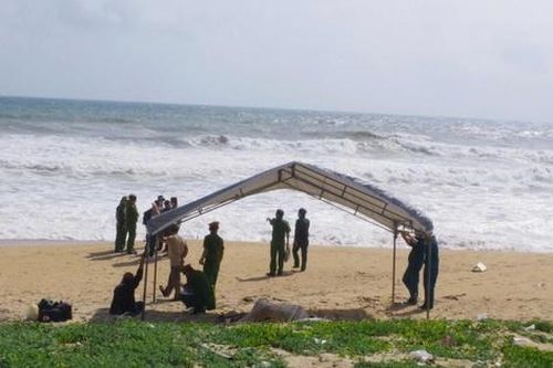 Phát hiện hai thi thể trôi dạt vào bờ biển Quảng Ngãi