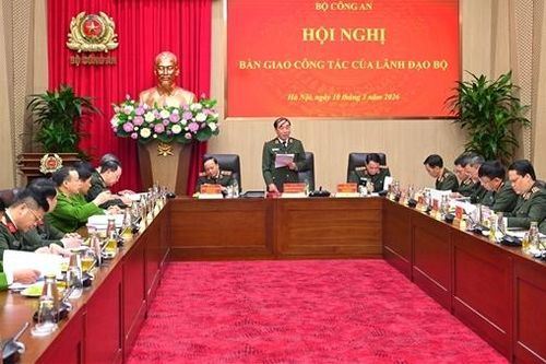 Lãnh đạo Bộ Công an bàn giao công tác xây dựng lực lượng Công an nhân dân