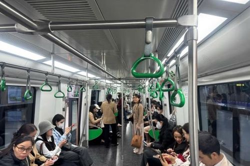 Giá xăng tăng, nhiều người dân Hà Nội chuyển sang đi xe buýt, tàu điện