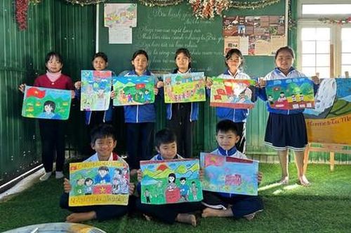 Học sinh đồng bào Xơ Đăng gửi niềm tin ngày bầu cử qua nét vẽ