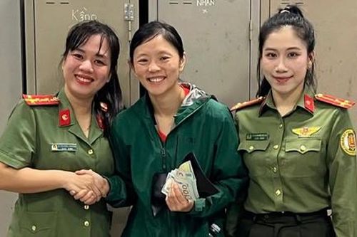 Công an hỗ trợ du khách người Anh, Mỹ nhận lại tài sản lớn bị thất lạc