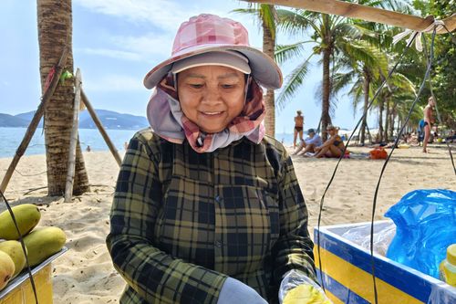 Gặp người bán trái cây ở Nha Trang có lời rao thành bài hát 'viral' toàn cầu