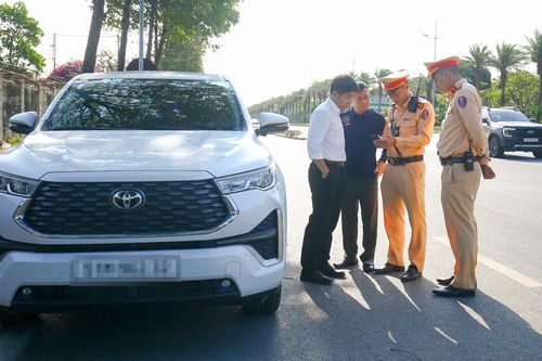 Dừng xe sai quy định gần sân bay, tài xế phân trần 'chỉ chờ khách một lúc'