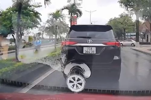 CSGT Quảng Trị xác minh ô tô dừng giữa đường, tiến lùi bất thường